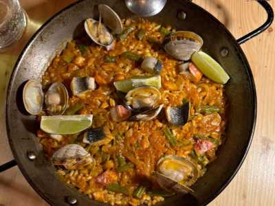 Tra i punti fermi le tapas e la paella, piatto a base di riso, zafferano e verdure, sia nella variante con la carne che con il pesce